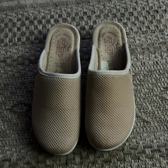 Fly Flot Mesh Clogs - Picture 3 of 7